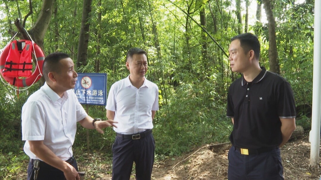 胡杰实地调度全域综合风险监测预警项目、开展防溺水巡查工作