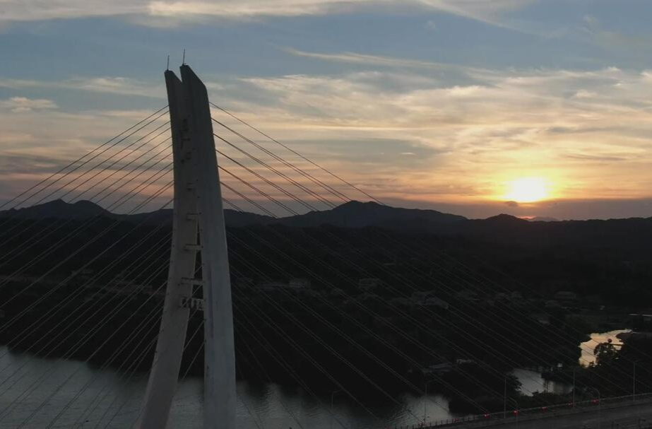 中方：鸭嘴岩大桥的迷人晚霞