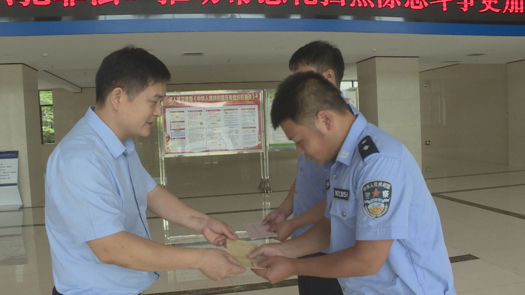 县领导看望慰问疫情防控期间因公受伤特警