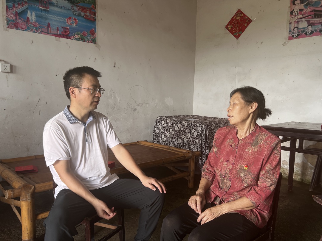 张家铣“七一”走访慰问老党员