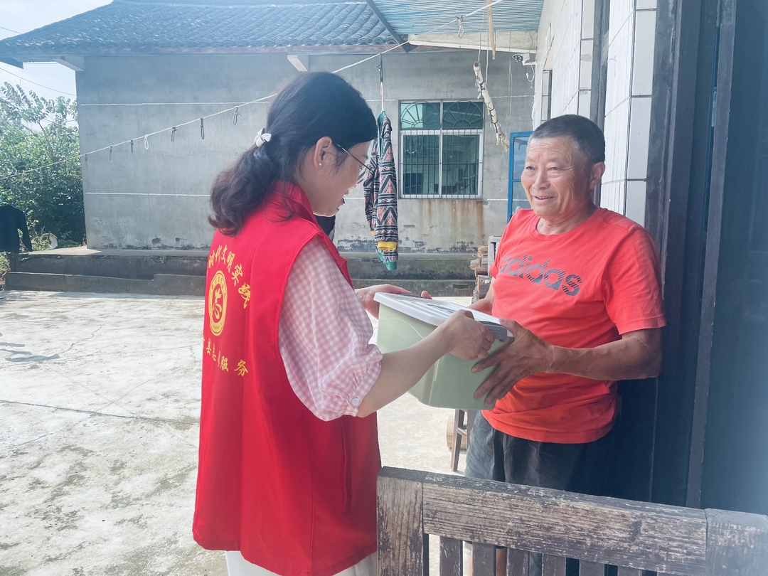 文明中方｜众志社工举行“党建引领 逆风飞翔暨‘我为宝贝送礼包’”活动