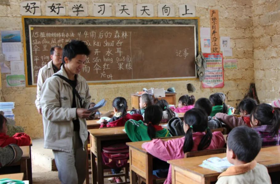 支教11年的老师回家了，孩子们哭成泪人
