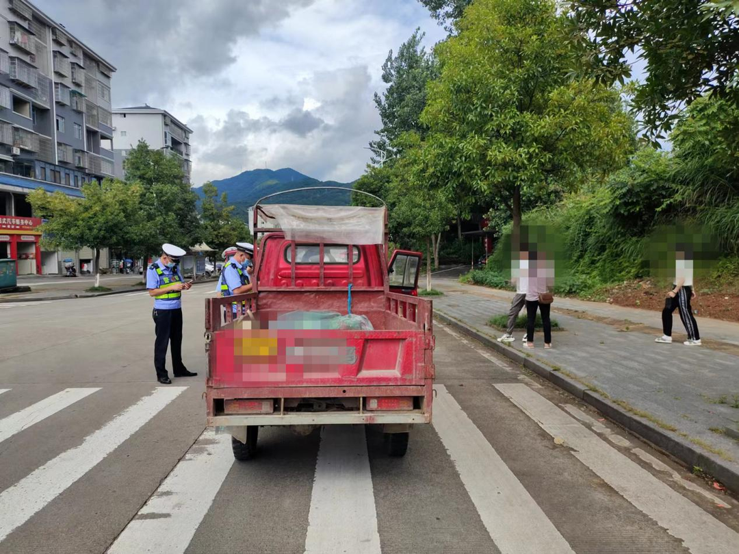 中方交警查处一起三轮载货摩托车违法载人行为