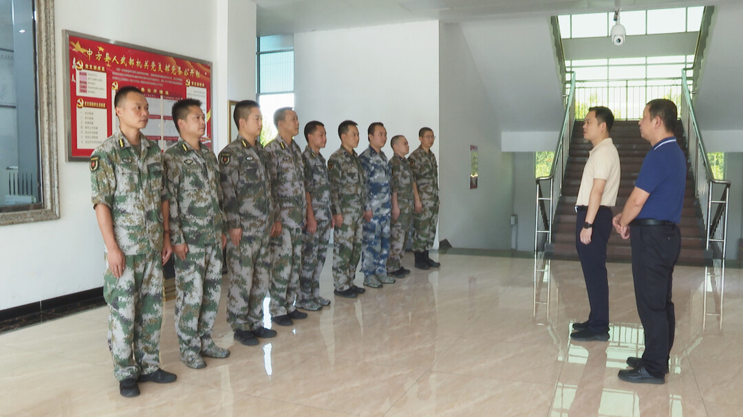 胡杰走访慰问驻地部队官兵