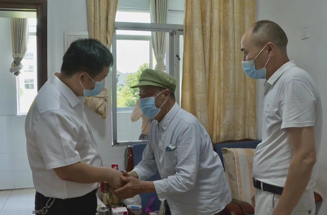 县领导“八一”走访慰问重点优抚对象