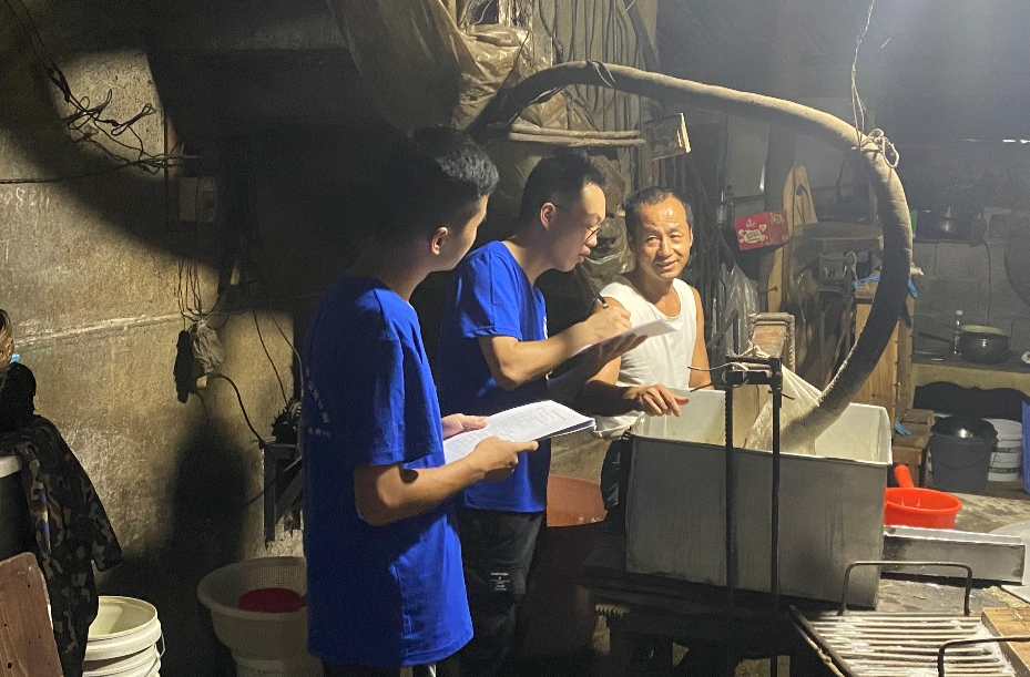 怀化学院“法驻湘村”团队在花桥镇夜访农家 进行乡村法治建设调研
