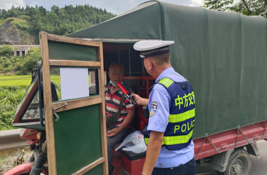 中方交警利用赶集日开展交通违法行为整治“百日行动”