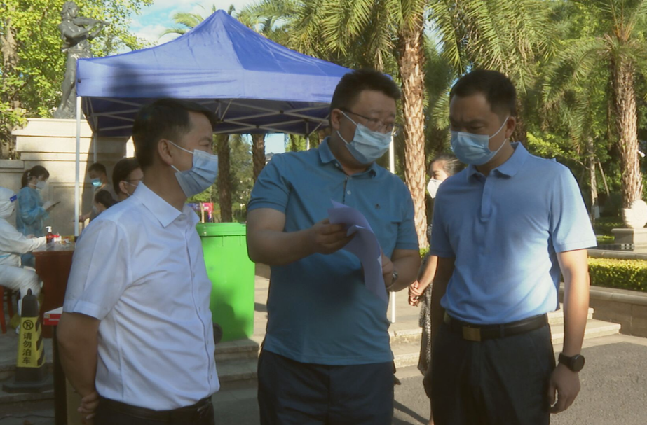 胡杰现场督导主城区核酸采样点疫情防控工作