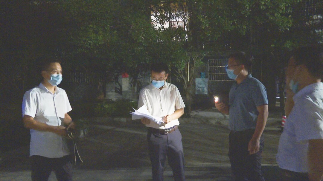 张家铣连夜现场调度部署核酸采样点准备工作