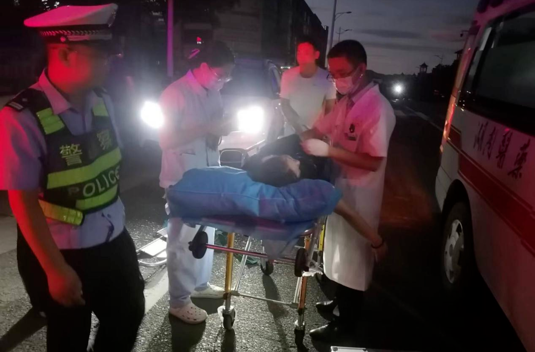 中方：女子凌晨突发心脏病 交警全力协助就医