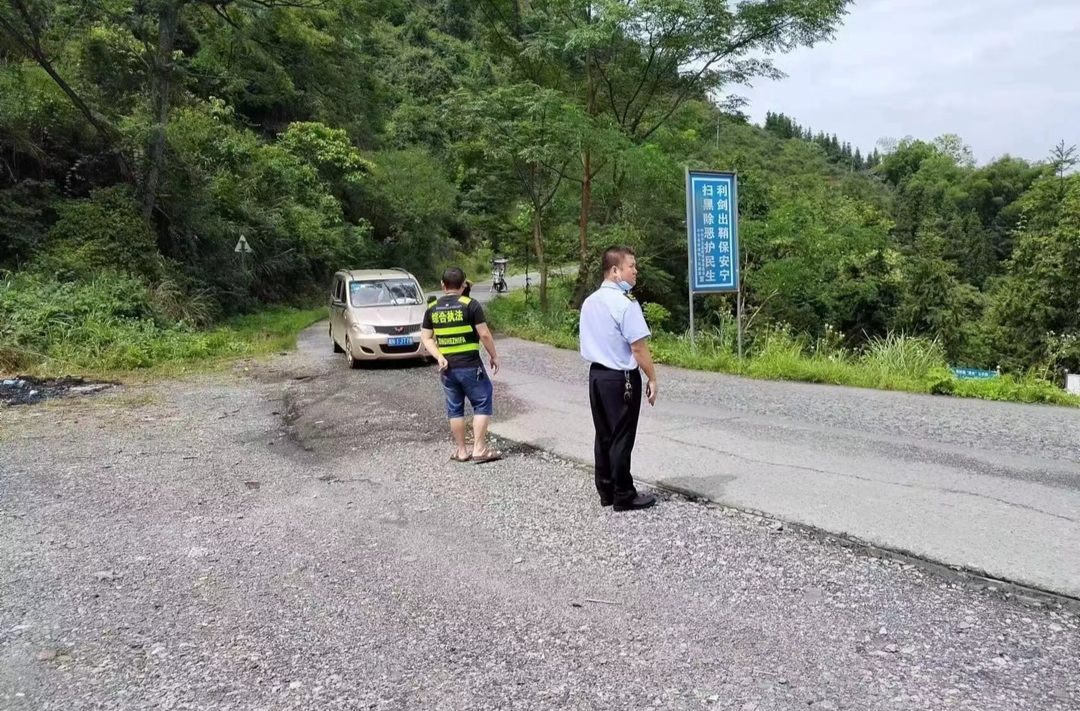 铁坡镇：开展安全生产、交通问题顽瘴痼疾整治综合执法行动