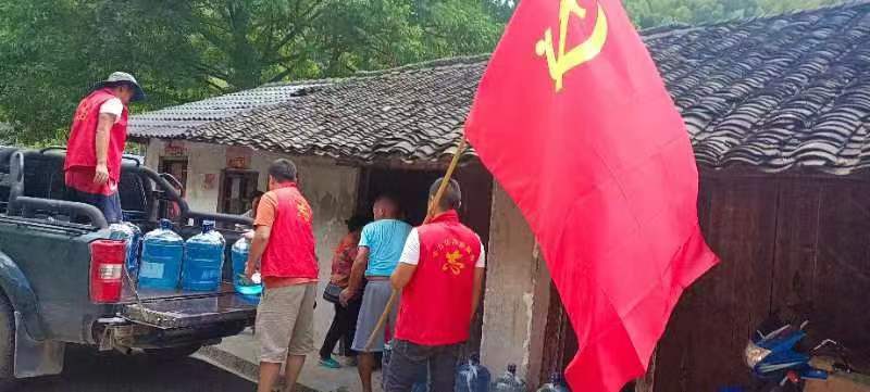 县委党校党员干部和乌溪村村组干部开展抗旱工作