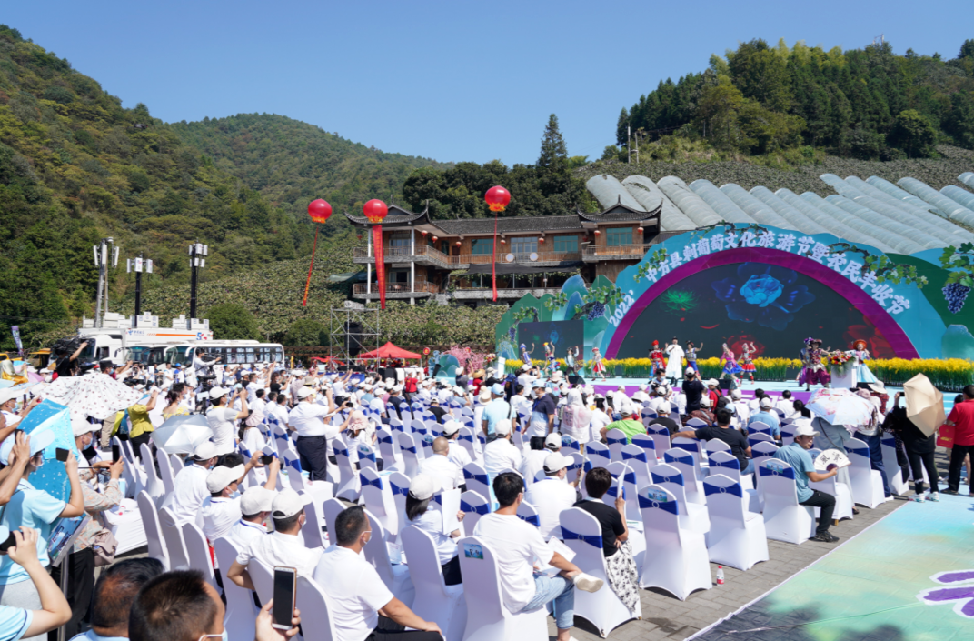 节会搭台 经贸唱戏 中方刺葡萄文化旅游节现场签约30亿元
