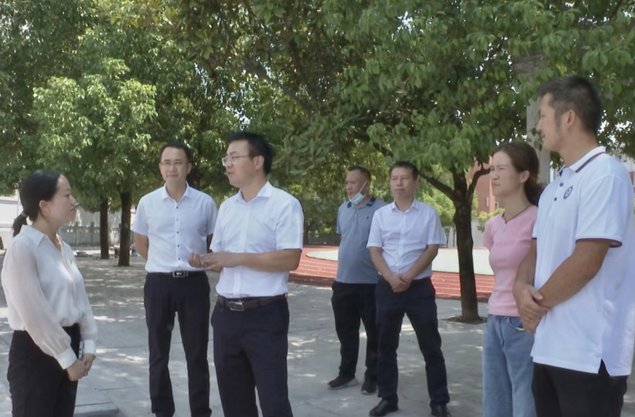 张家铣教师节前走访慰问一线教师