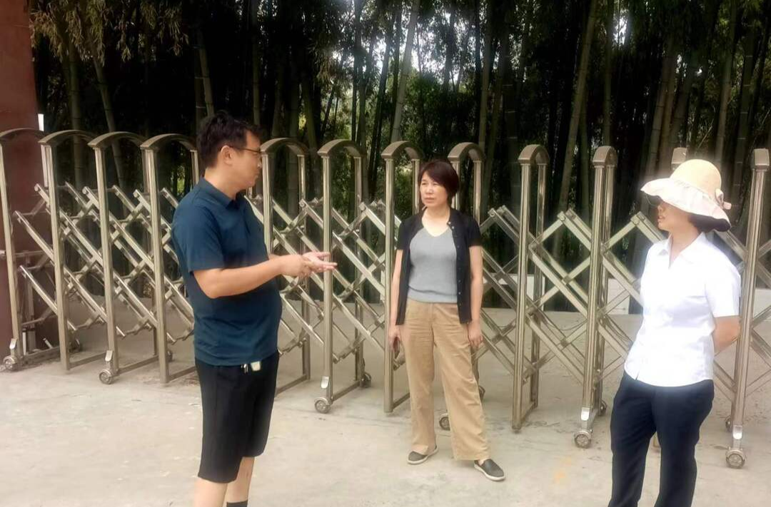 县领导调研偏远学校建设
