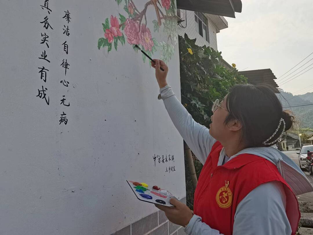 中方县袁家镇：大学生村官手绘文化墙 为乡村振兴贡献青春力量