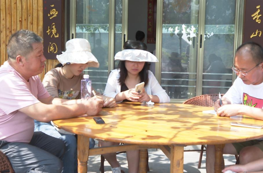中央媒体采访团走进中国南方葡萄沟“吃葡萄 看气象”