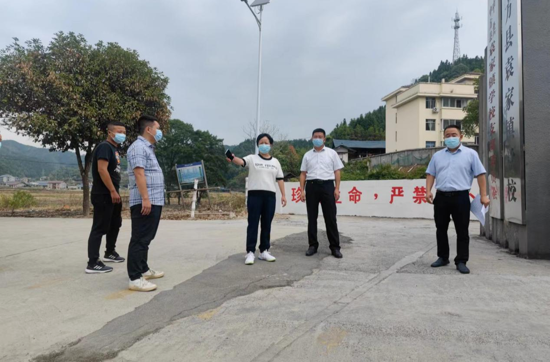 石径霞到袁家镇调研指导安全生产、农村人居环境整治提升、污水处理厂建设等重点工作