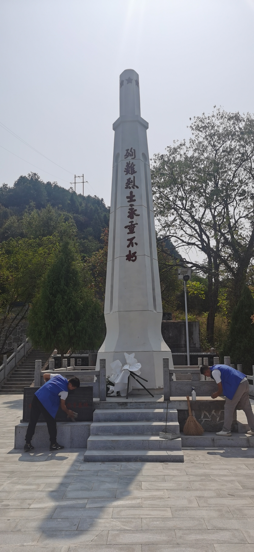 中方县铜湾司法所组织社区矫正对象祭扫烈士陵园