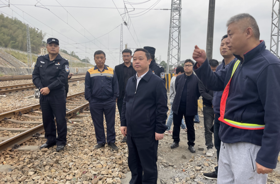 蔡迪文深入中方镇督导铁路护路工作