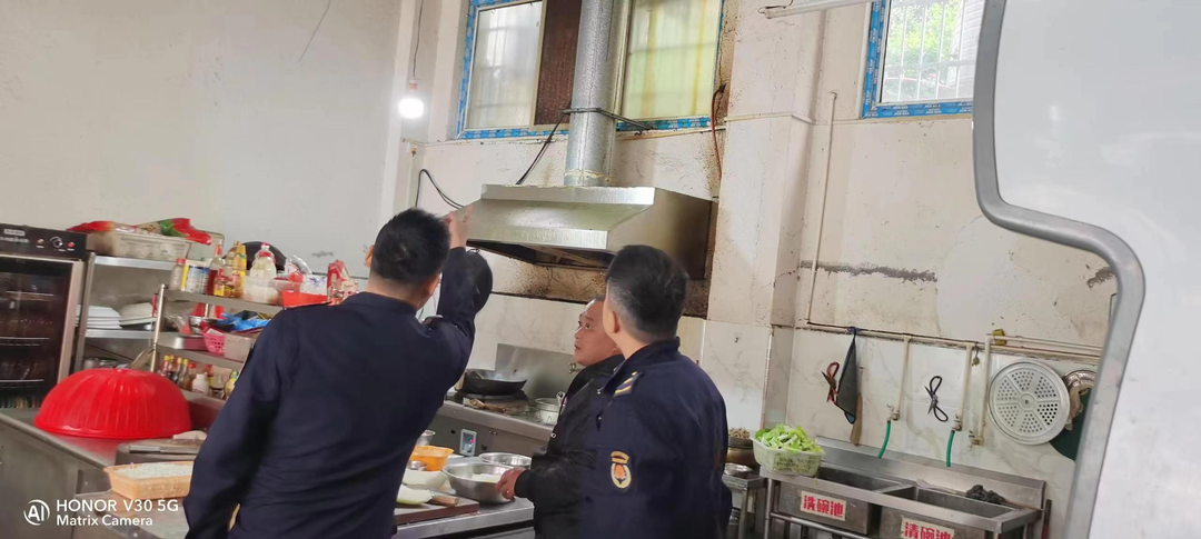 中方县城管执法局巩固“利剑”行动成果 开展餐饮行业油烟专项突击整治行动