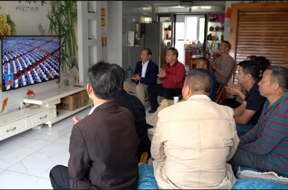 图片新闻|锦绣华庭安置小区搬迁安置户观看党的二十大开幕会