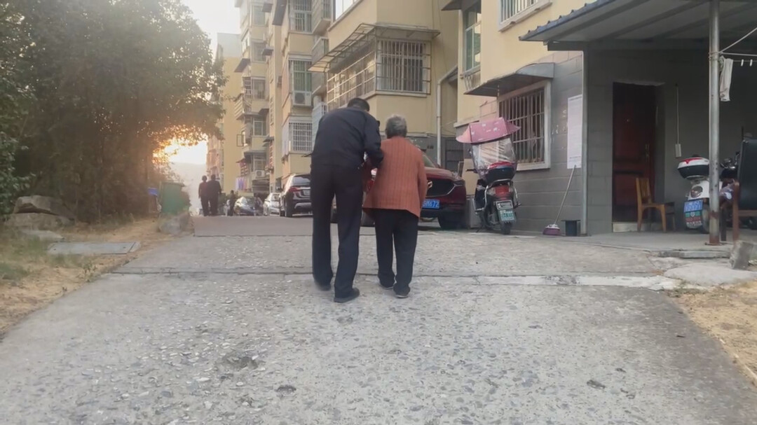 中方：老人篮球场走失  民警暖心护送回家