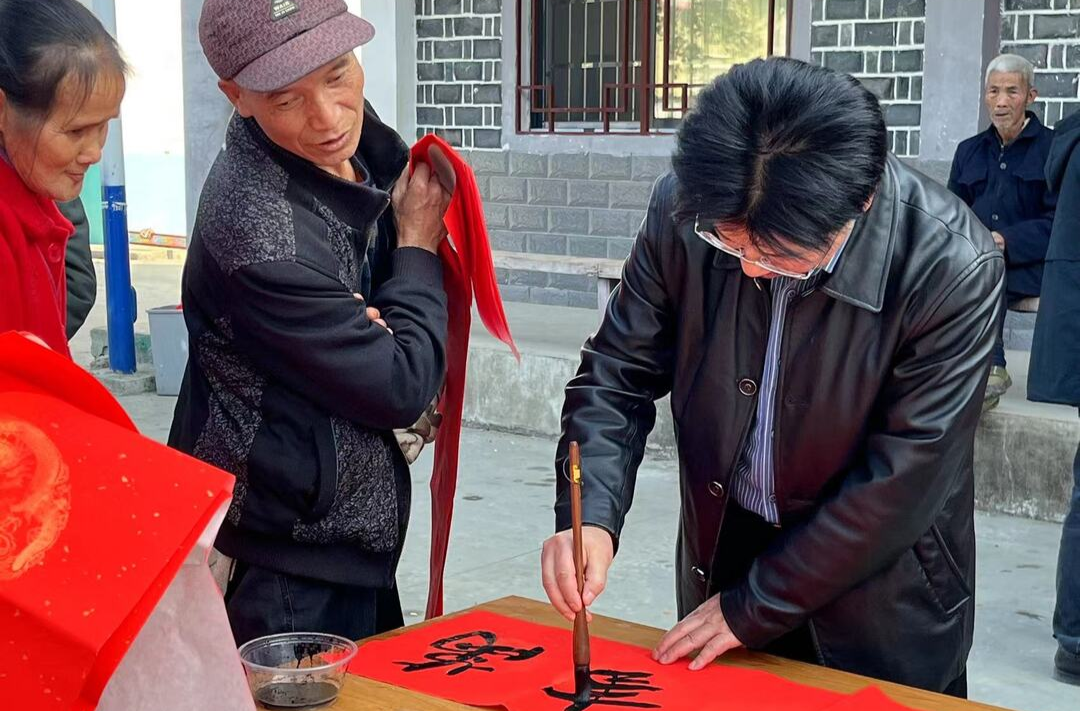 中方县：手写春联送祝福  纸墨年味共飘香