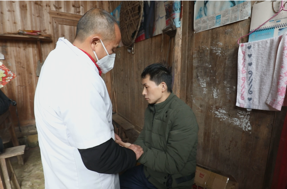 新春走基层|中方县村医：骑着摩托去看诊