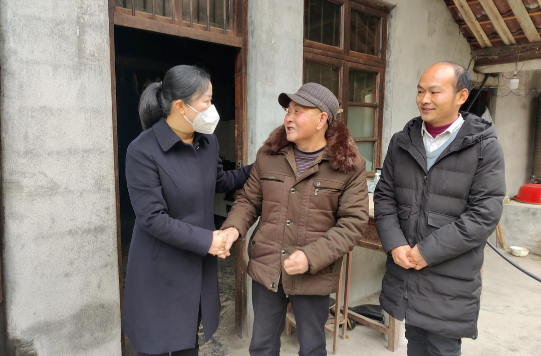 刘佳深入袁家镇走访慰问困难群众