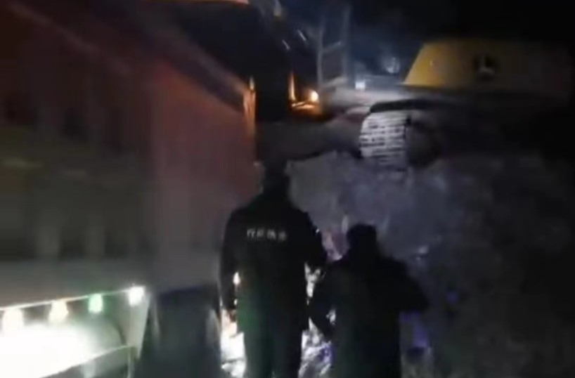 中方镇综合行政执法大队查处一起非法采石行为