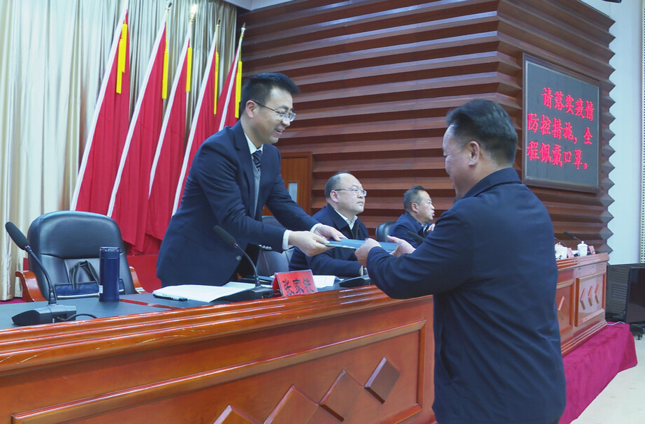 视频|中方县首发14张“企业家绿卡” 传递服务“温度”