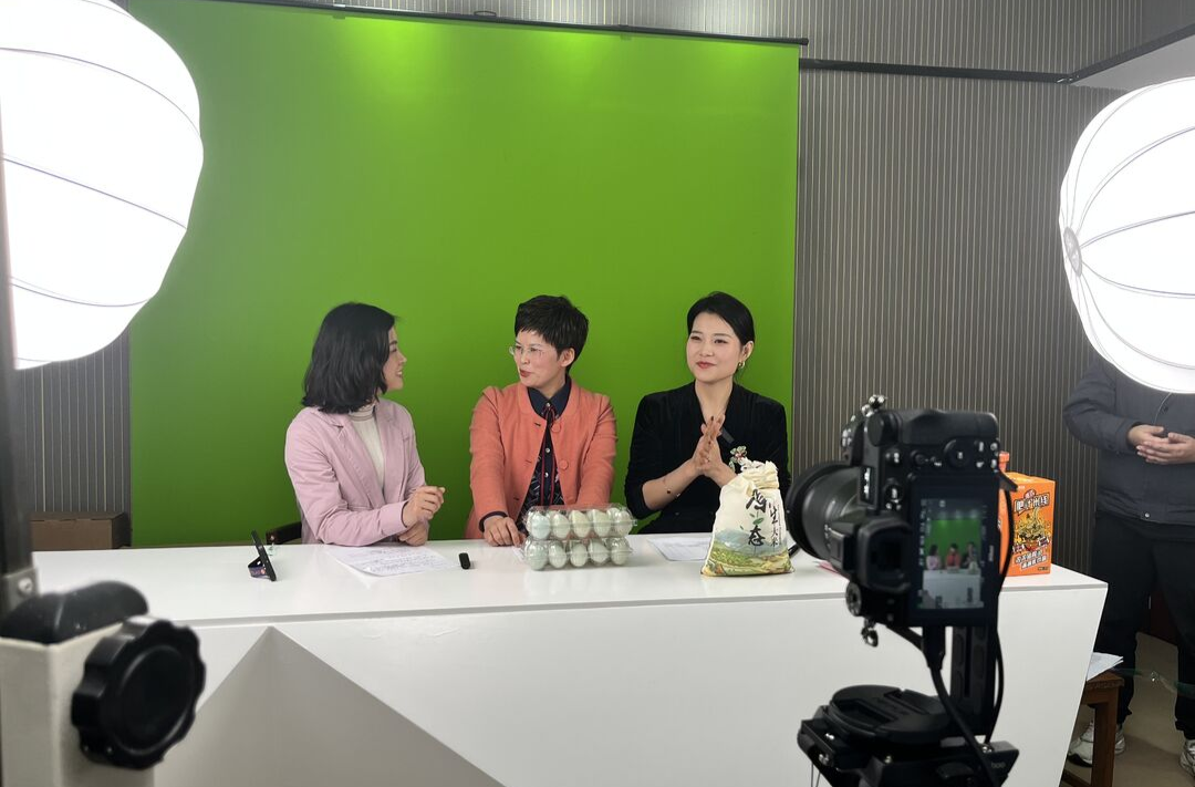 中方特农“触电”出山  3小时直播销售额4万多元