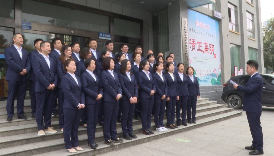 中方县政务服务中心：统一着装 提升政务服务形象