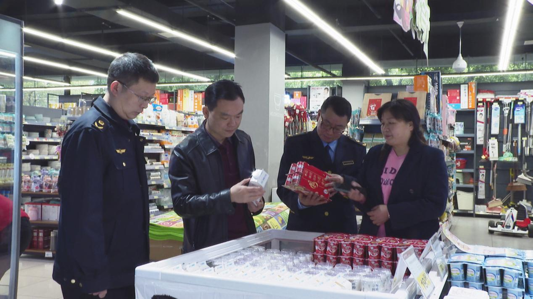 胡杰实地督导食品安全工作