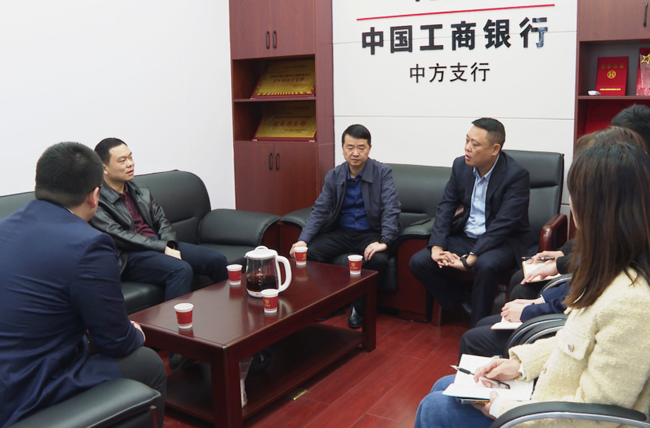 胡杰实地调研金融工作