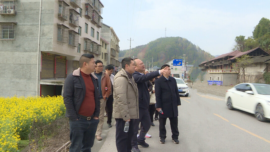 田晓华现场调度国省干道环境整治工作