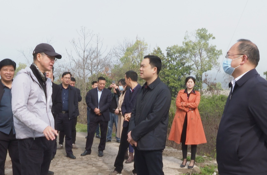 胡杰现场调度重点项目建设工作