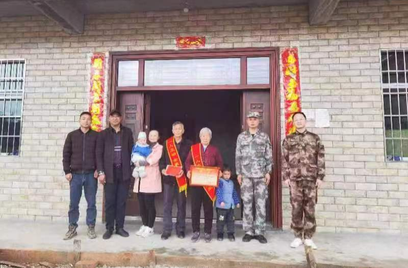 中方县：立功喜报送上门 拥军优属暖人心