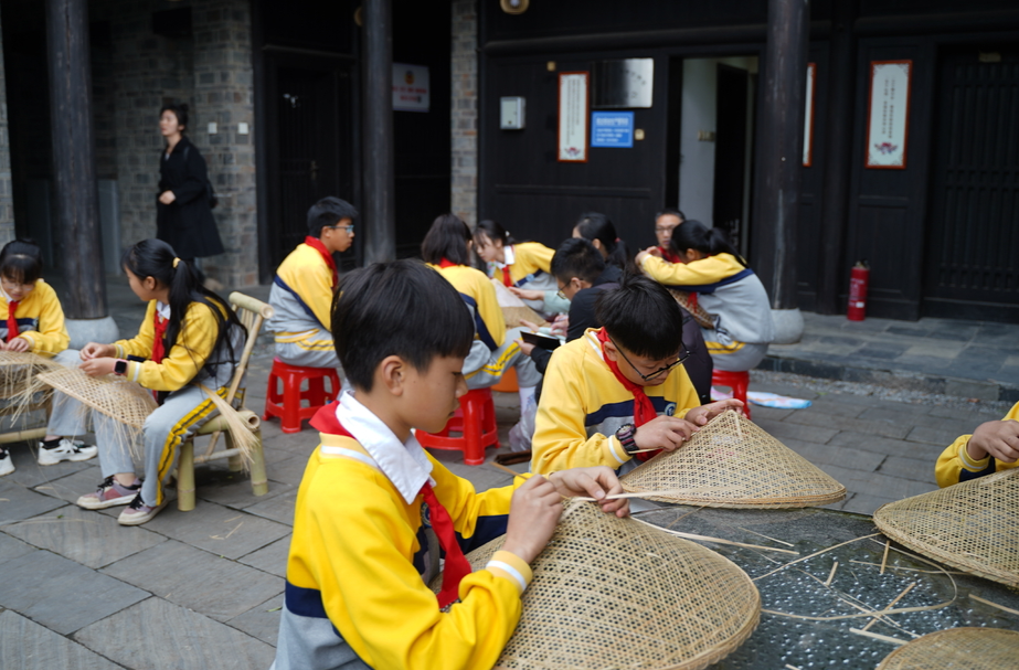 中方：传承中华传统文化 中方镇中心小学展示非遗斗笠制法