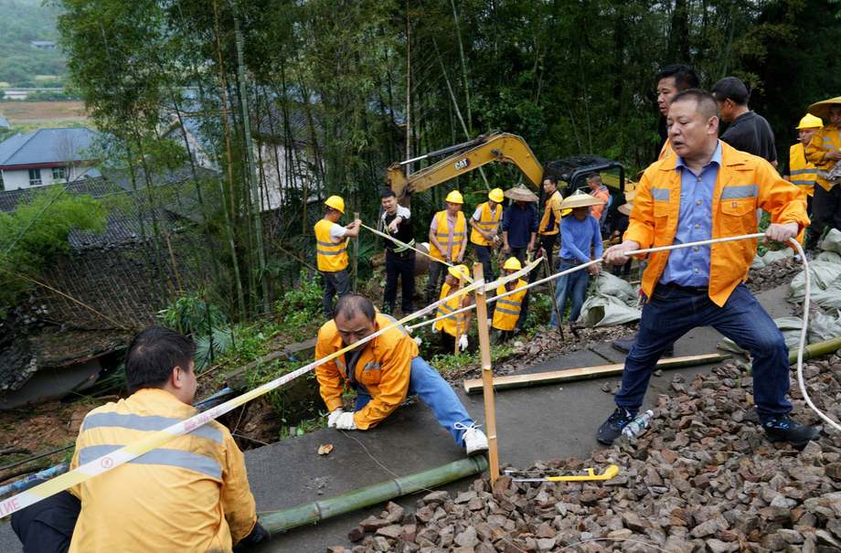 中方县：干群携手铁路部门抢修溜坍路基