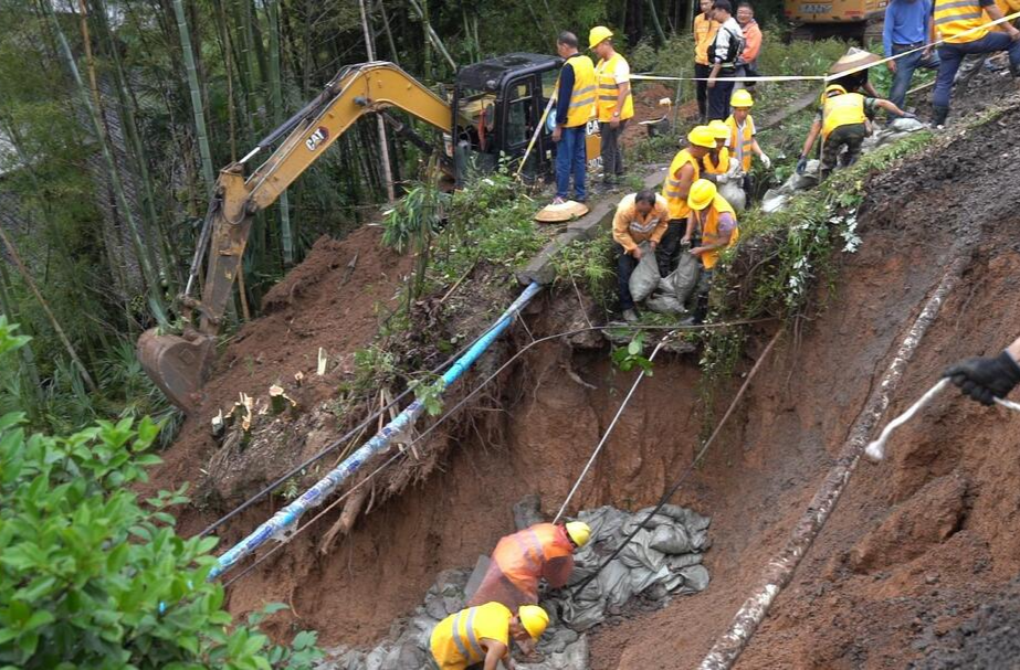 视频｜中方县：干群携手铁路部门抢修溜坍路基