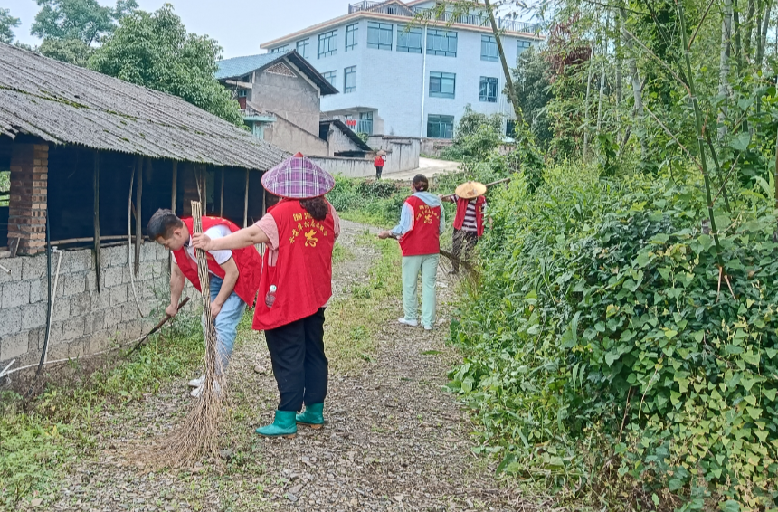 中方县铜湾镇水落岸村开展以“清爽美丽庭院”为主题的新时代文明实践活动
