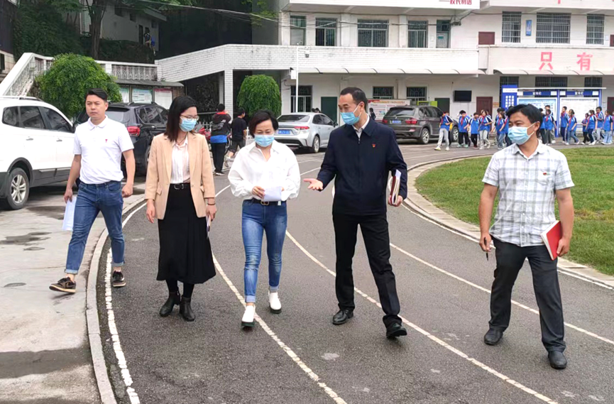 县人大调研组到桐木镇中学调研指导工作