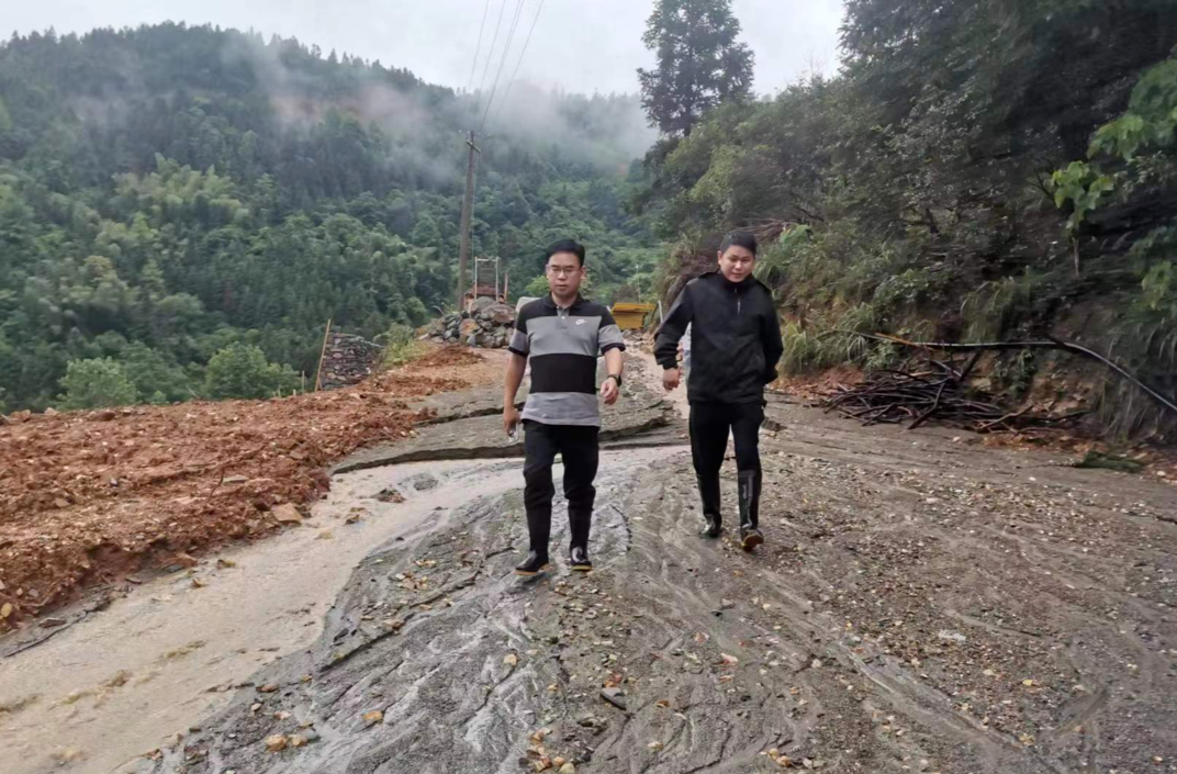 杨志初到铜湾镇督导防汛工作