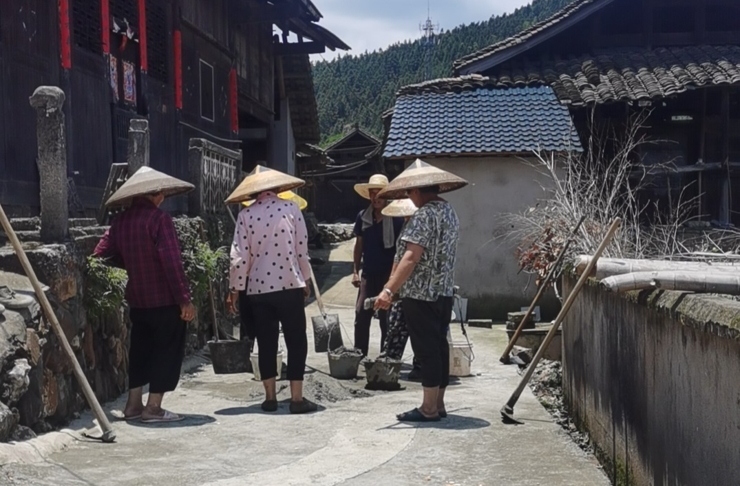 中方县新建镇：抢农时助生产 村民自发组织维修水渠