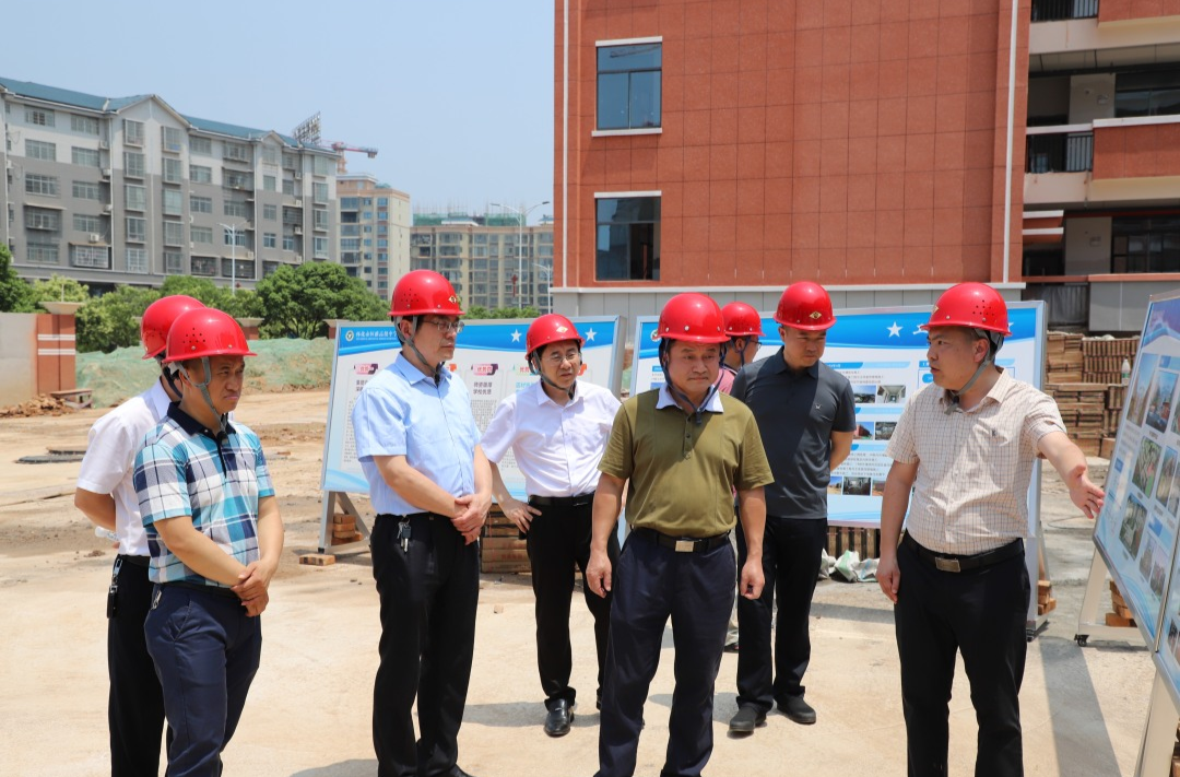 怀化市人大常委会副主任向守清到恒雅高级中学调研