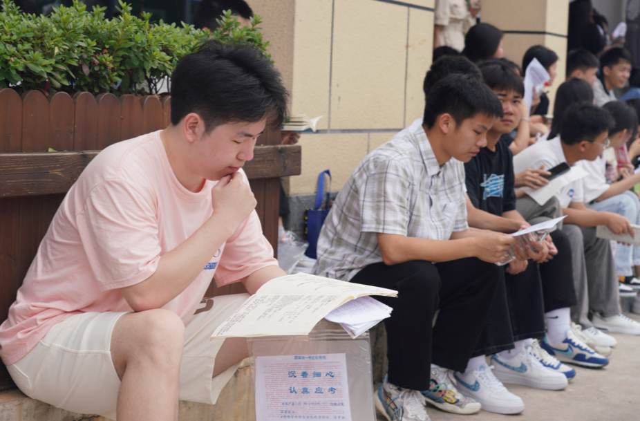 图集｜高考第一天：考生们抢抓候考时间复习知识点