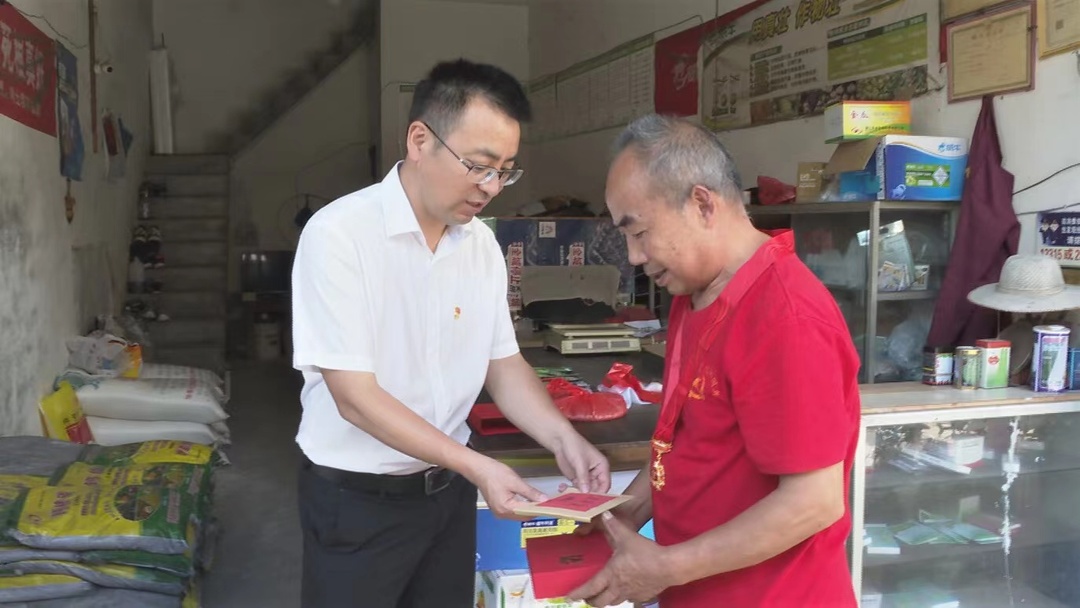 张家铣“七一”前夕走访慰问老党员