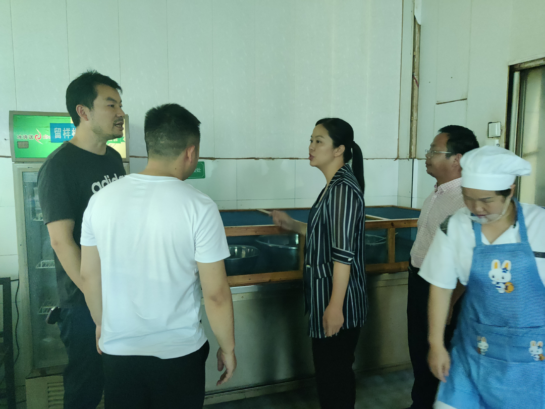 刘佳到中方县第二中学调研食品安全工作